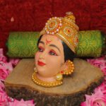 Dhanshri Mahalakshmi Varalakshmi Devi Faceधनश्री महालक्ष्मी वरलक्ष्मी देवी फेस / श्री धनश्री महालक्ष्मी वरलक्ष्मी देवी मुखवटा – Handcrafted Decorative Idol for Pooja & Festivals (Devi Mukh Height is: 6.5 Inch) - Image 3