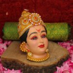 Dhanshri Mahalakshmi Varalakshmi Devi Faceधनश्री महालक्ष्मी वरलक्ष्मी देवी फेस / श्री धनश्री महालक्ष्मी वरलक्ष्मी देवी मुखवटा – Handcrafted Decorative Idol for Pooja & Festivals (Devi Mukh Height is: 6.5 Inch) - Image 4